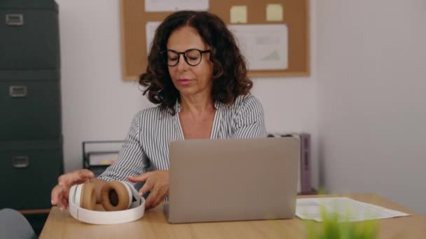 Trabajadora Negocios Mediana Edad Usando Laptop Auriculares Trabajando Oficina — Vídeos de Stock