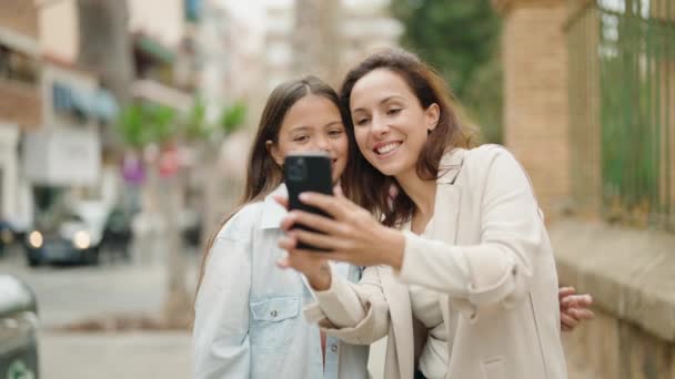 Moeder Dochter Glimlachend Zelfverzekerd Selfie Maken Door Smartphone Straat — Stockvideo