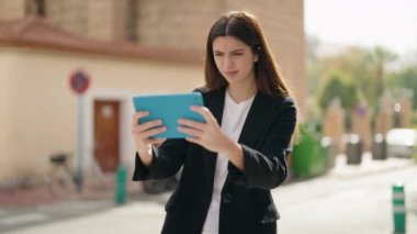 Sokakta video oyunu oynayarak kendine güvenen genç İspanyol kız.