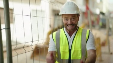 Orta yaşlı mimar iyi bir jest yapıyor.