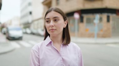 Sokakta kendine gülen genç İspanyol kadın.