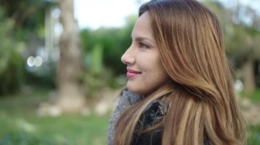 Parkta kendine güvenen güzel, İspanyol bir kadın.