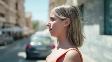 Sokakta kendine güvenen güzel İspanyol bir kadın.