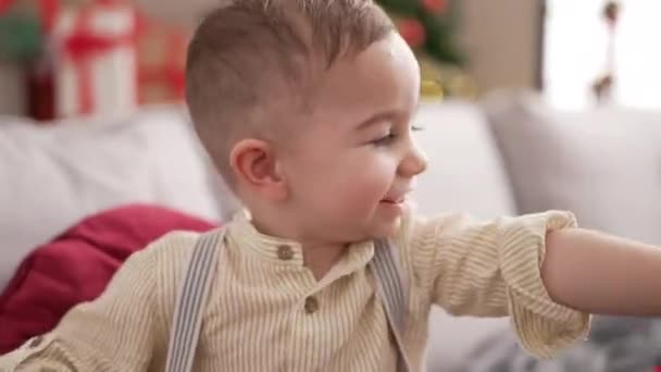 Adorable Tout Petit Souriant Jeu Confiant Avec Chapeau Noël Maison — Video
