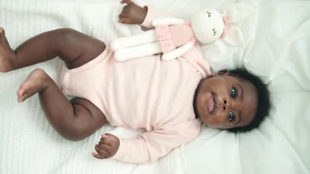 Африканське Американське Немовля Лежить Ліжку Розслабленим Виразом Спальні — стокове відео