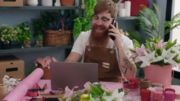 Ung Rödhårig Man Florist Talar Smartphone Med Bärbar Dator Blomsteraffär — Stockvideo