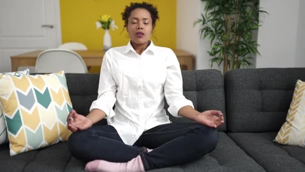 Mujer Afroamericana Haciendo Ejercicio Yoga Sentada Sofá Casa — Vídeo de stock