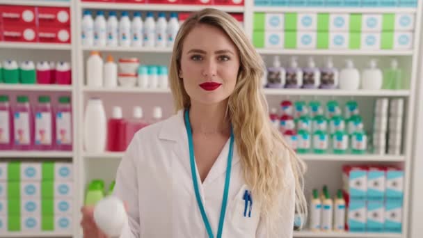 Joven Hermosa Mujer Hispana Farmacéutico Sonriendo Confiado Sosteniendo Pastillas Botella — Vídeo de stock