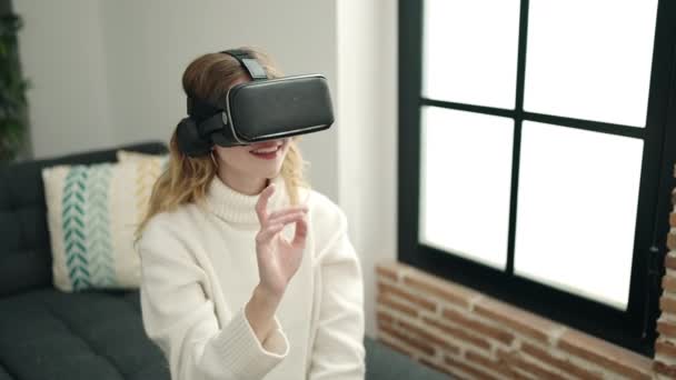 Молодая Блондинка Играющая Видеоигры Очках Виртуальной Реальности Дома — стоковое видео