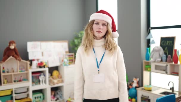 Młoda Blondynka Kobieta Nauczyciel Przedszkola Sobie Boże Narodzenie Kapelusz Stoi — Wideo stockowe