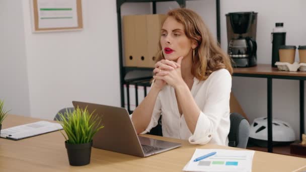Jovem Bela Mulher Hispânica Empresária Usando Laptop Com Expressão Dúvida — Vídeo de Stock
