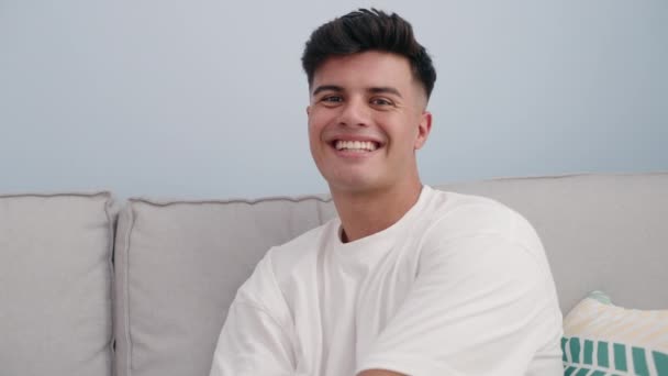 Jovem Hispânico Sorrindo Confiante Sentado Sofá Casa — Vídeo de Stock