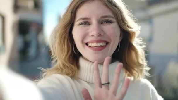 Junge Blonde Frau Lächelt Selbstbewusst Bei Videoanruf Auf Der Straße — Stockvideo