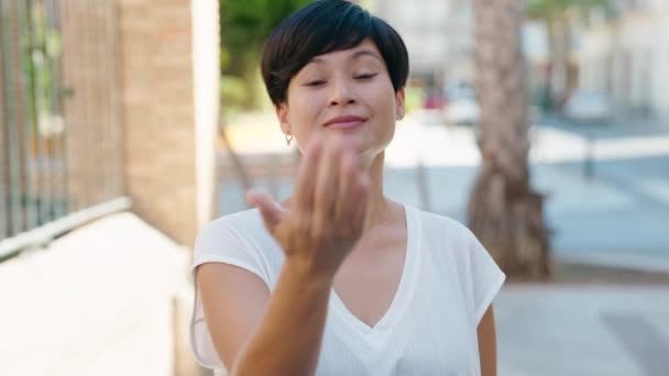 Chinesin Mittleren Alters Lächelt Selbstbewusst Und Zeigt Mit Dem Finger — Stockvideo