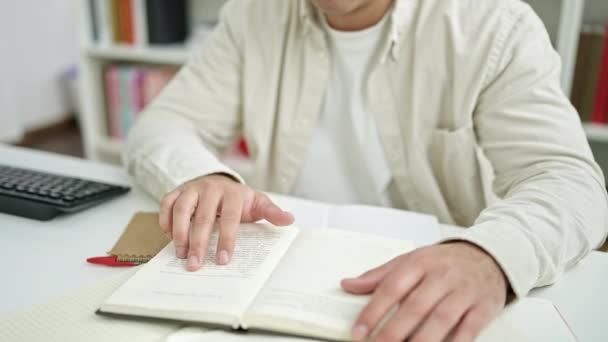 Jonge Spaanse Man Student Lezen Boek Zittend Tafel Bibliotheek Universiteit — Stockvideo