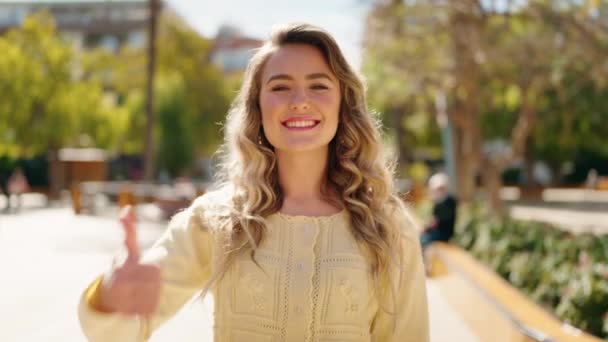 Tineri Blonda Femeie Zâmbind Încrezător Face Semn Degetele Sus Parc — Videoclip de stoc