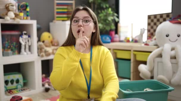 Jong Blond Vrouw Voorschoolse Leraar Vraagt Voor Stilte Kleuterschool — Stockvideo