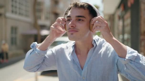 Mladý Hispánec Usmívá Sebevědomě Poslouchat Hudbu Ulici — Stock video