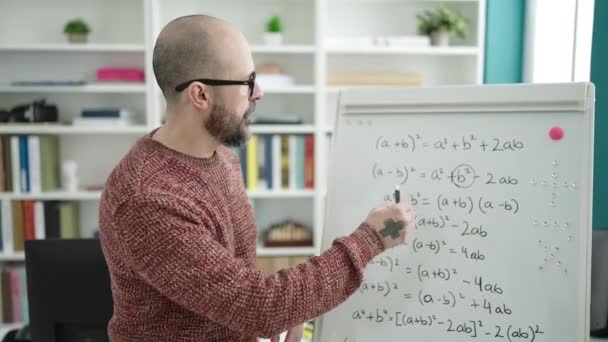 Joven Calvo Profesor Enseñanza Matemáticas Tablero Magnético Aula Universitaria — Vídeos de Stock