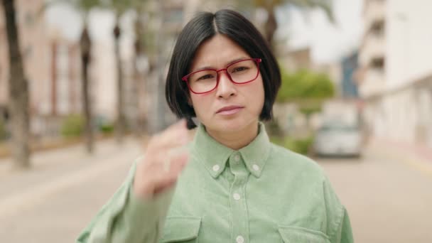 Junge Chinesin Lächelt Selbstbewusst Mit Brille Auf Der Straße — Stockvideo