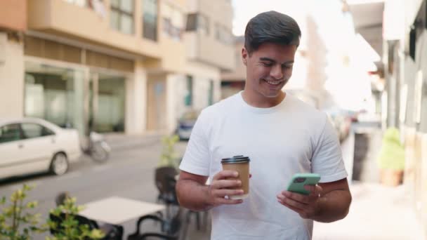 Νεαρός Ισπανός Που Χρησιμοποιεί Smartphone Πίνοντας Καφέ Στο Δρόμο — Αρχείο Βίντεο