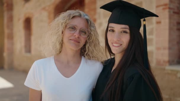 Dos Mujeres Madre Hija Graduada Abrazándose Universidad Del Campus — Vídeo de stock