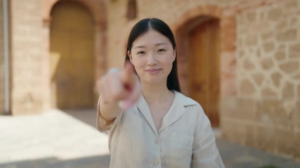 Kinesisk Kvinna Ler Säker Gör Kommande Gest Med Handen Gatan — Stockvideo