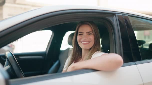 Gülümseyen Genç Bir Kadın Yeni Arabanın Anahtarını Elinde Tutuyor — Stok video