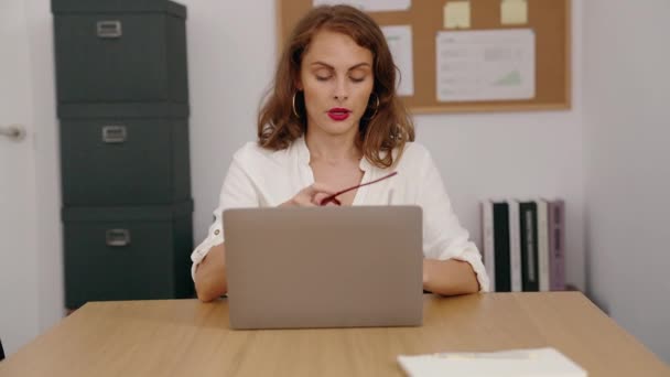 Jovem Bela Mulher Hispânica Trabalhador Negócios Estressado Usando Laptop Escritório — Vídeo de Stock