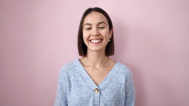 Junge Schöne Hispanische Frau Lächelt Zuversichtlich Und Bittet Ein Zuhause — Stockvideo
