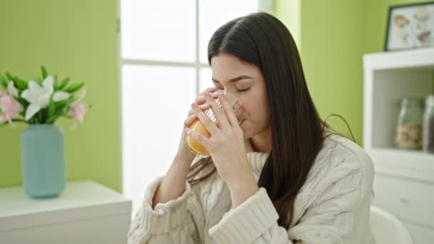 Jong Mooi Latino Vrouw Drinken Sinaasappelsap Lijden Voor Tanden Pijn — Stockvideo