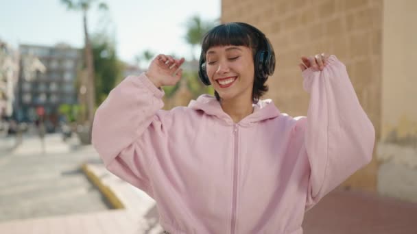 Young Hispanic Woman Smiling Confident Listening Music Dancing Street — Vídeos de Stock