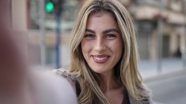Joven Rubia Sonriendo Confiada Teniendo Videollamada Calle — Vídeo de stock