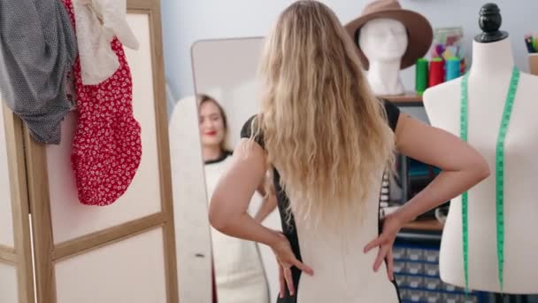 服装厂年轻美丽的惊慌失措的女人裁缝店镜面的衣服 — 图库视频影像