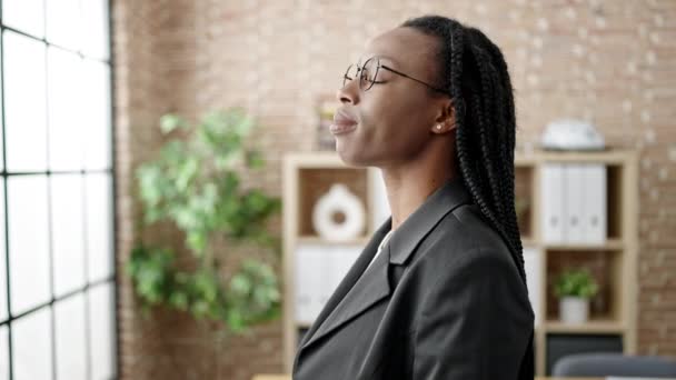 Ofiste Kendine Gülen Afrikalı Amerikalı Kadını — Stok video