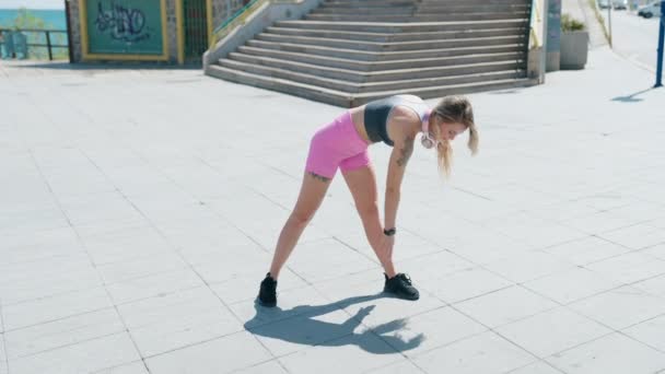 Junge Blonde Frau Trägt Sportbekleidung Die Sich Meer Dehnt — Stockvideo