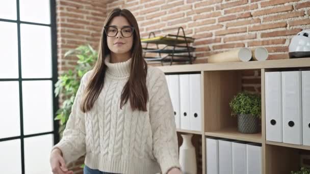 Jonge Mooie Spaanse Vrouw Zakenman Glimlachend Zelfverzekerd Staande Met Armen — Stockvideo