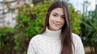 Parkta kendine güvenen güzel, İspanyol bir kadın.