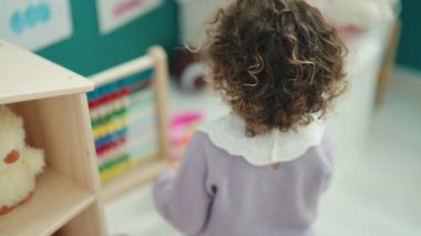Anaokulunda inşaat bloklarıyla oynayan sevimli İspanyol kız.
