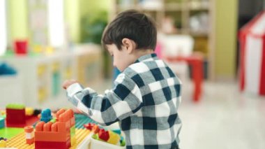 Evinde dino oyuncaklarıyla oynayan sevimli İspanyol çocuk.