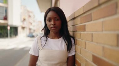 Genç Afrikalı Amerikalı kadın gülümsüyor. Kendine güveni tam.