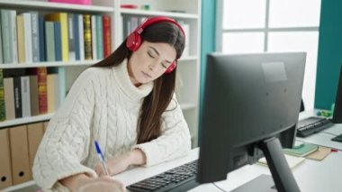 Genç, güzel İspanyol kız öğrenci üniversite sınıfında video dersi alıyor.