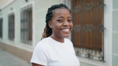 Sokakta kendine güvenen Afrikalı Amerikalı kadın gülümsüyor