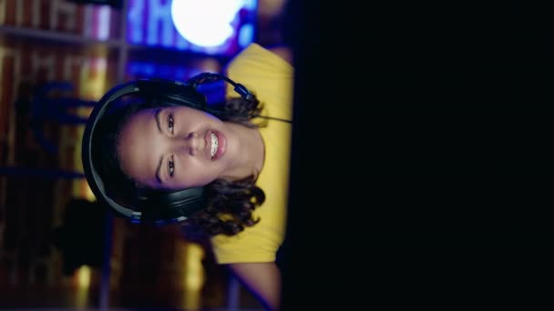 Молодая Африканская Американка Стример Играющая Видеоигры Помощью Компьютера Игровой Комнате — стоковое видео