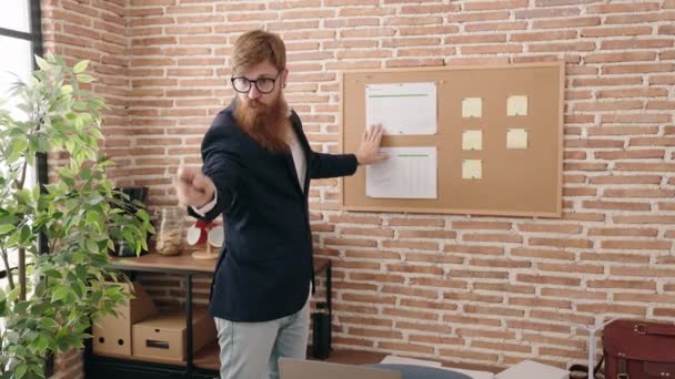 Young Redhead Man Business Worker Writing Cork Board Office — ストック動画