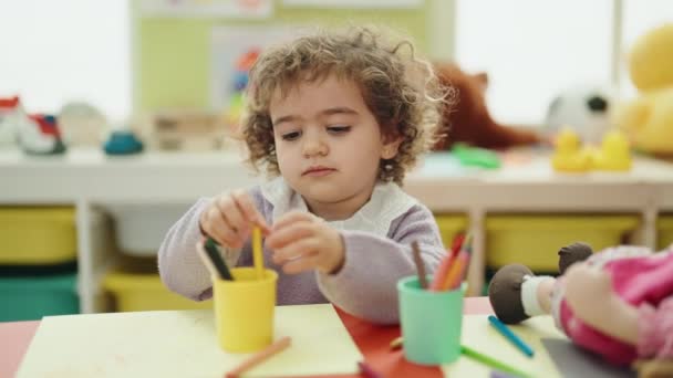 Adorable Hispanic Girl Preschool Student Sitting Table Drawing Paper Kindergarten — Wideo stockowe