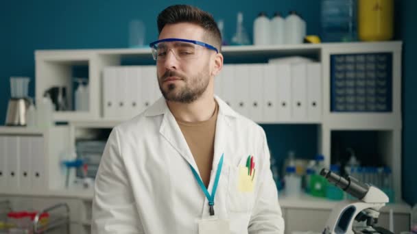 Νεαρός Ισπανός Που Φοράει Στολή Επιστήμονα Σοβαρή Έκφραση Στο Εργαστήριο — Αρχείο Βίντεο