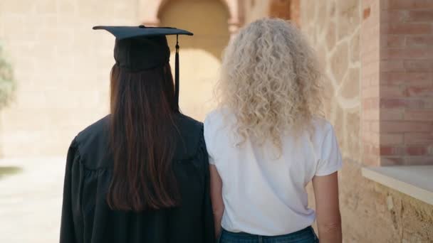 Dos Mujeres Madre Hija Graduada Pie Con Los Brazos Cruzados — Vídeo de stock