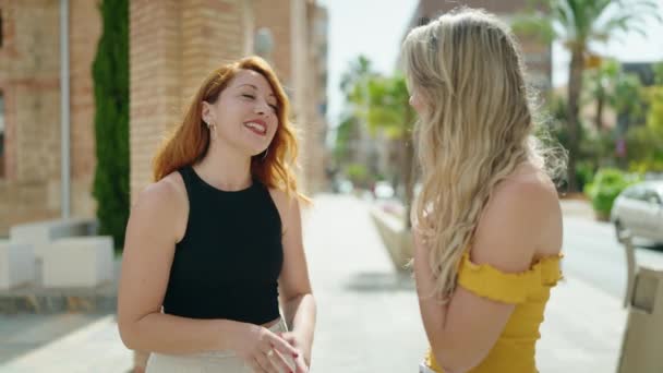 Twee Vrouwen Die Samen Straat Spreken — Stockvideo