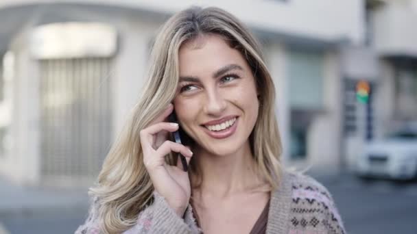 Genç Sarışın Kadın Gülümsüyor Kendine Güveni Tam Akıllı Telefondan Konuşuyor — Stok video
